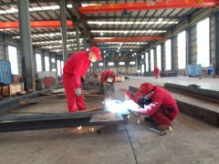 工人認(rèn)真操作